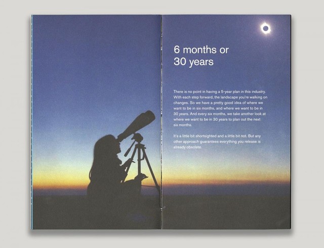 Bật mí về cuốn sách nhỏ màu đỏ trên bàn tất cả các nhân viên Facebook 13