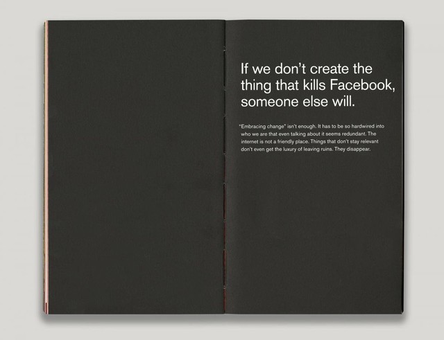 Bật mí về cuốn sách nhỏ màu đỏ trên bàn tất cả các nhân viên Facebook 15