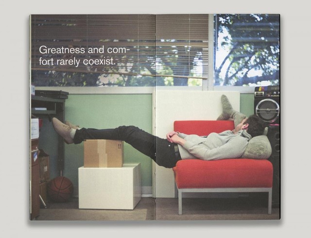 Bật mí về cuốn sách nhỏ màu đỏ trên bàn tất cả các nhân viên Facebook 5