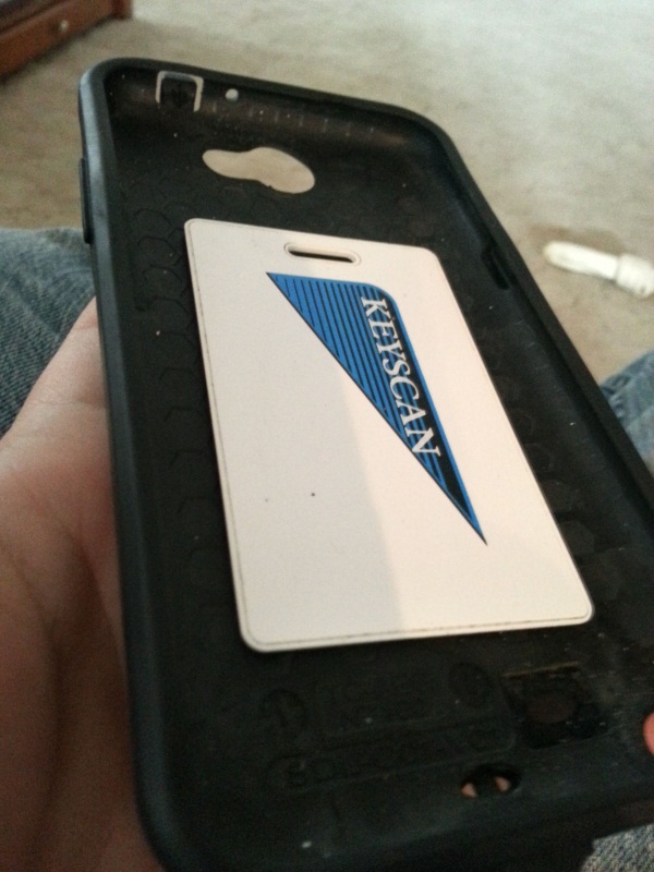 Giữ thẻ ra vào của bạn ở phía sau điện thoại, cứ như tích hợp NFC vậy