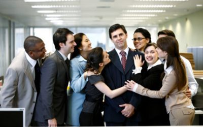 Một người sếp đầy khuôn mẫu khiến nhân viên sợ sệt mỗi khi đối mặt hay một người lãnh đạo được nhân viên yêu mến: Bạn chọn ai?